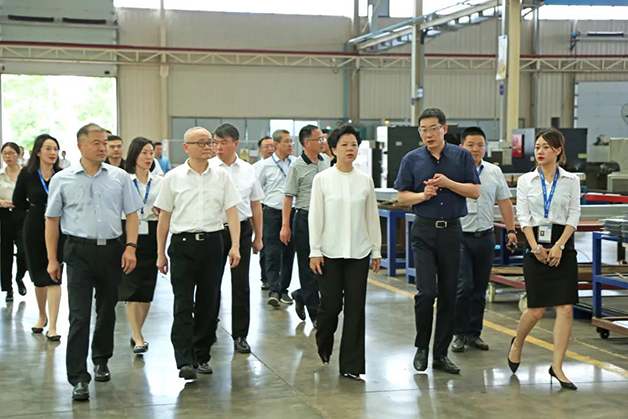 湘潭市委副書記、市政府黨組書記、市長張迎春一行蒞臨威勝電氣調研指導